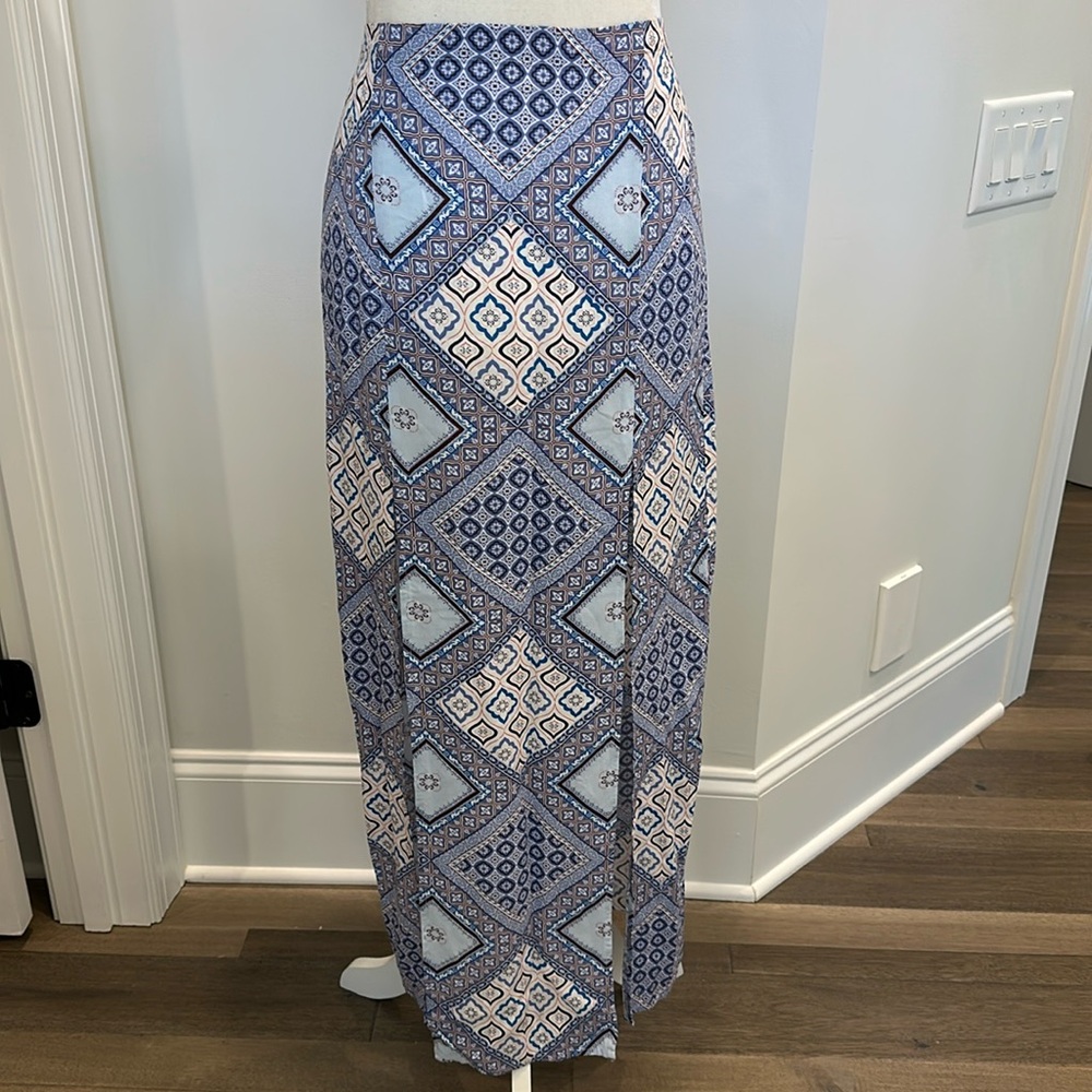 NWOT- GUESS Doble Slit Front Split Maxi Skirt in Quilting Pattern. Size M
